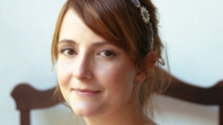 Babi A. Sette quebra barreiras com ‘A Promessa da Rosa’: um romance de época com casal LGBT