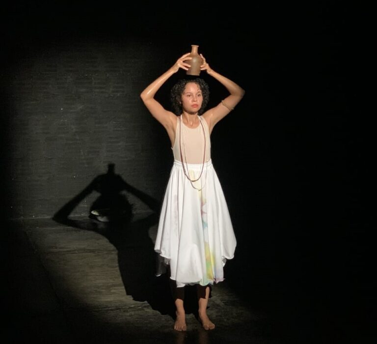 Dançarina e atriz Juliana Iyafemí participa do Festival de Dança do Triângulo com o espetáculo “Qual é o seu nome?”