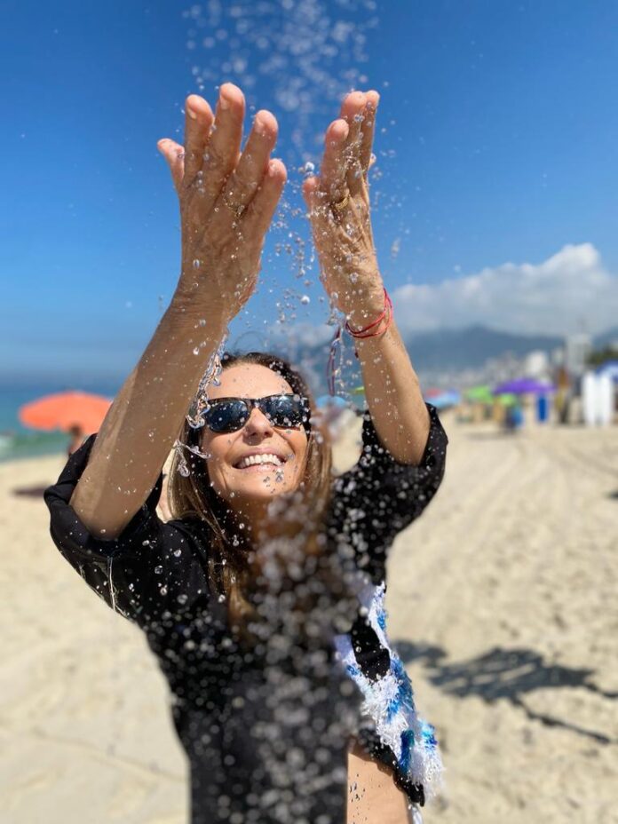 01. Foto na praia - Alê Teixeira