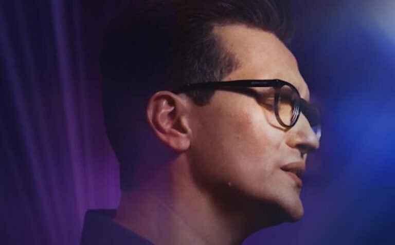 Cantor que teve perda auditiva total em incidente encoraja a entregar problemas a Deus no single “Vai lá, Jesus”