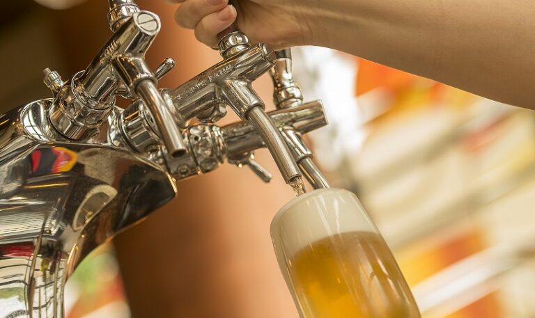 No Dia da Cerveja, Ambev celebra brindes com inovação, sustentabilidade e impacto social