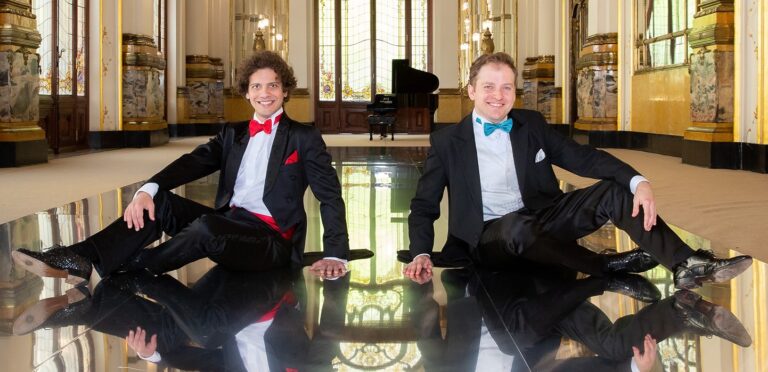 Duo AM abre a programação de setembro do projeto Sextas Musicais