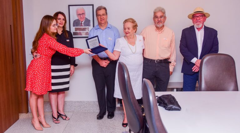 Solenidade póstuma em homenagem ao prof. Emílio Recamonde