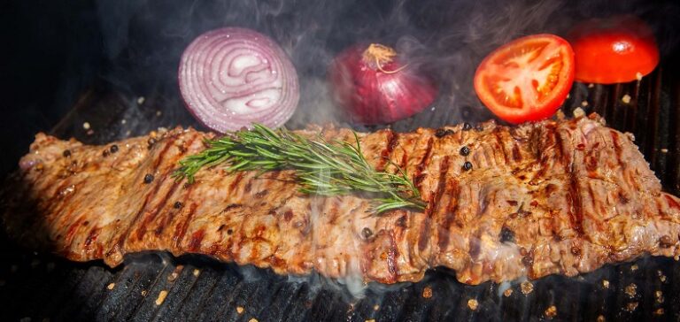 Linha premium de carnes Raro passa a oferecer o corte especial skirt steak no mercado brasileiro