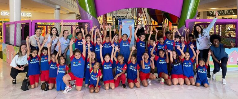 Crianças do Estação Vida se divertem na Roda Gigante do Mundo Bita, no Center Shopping