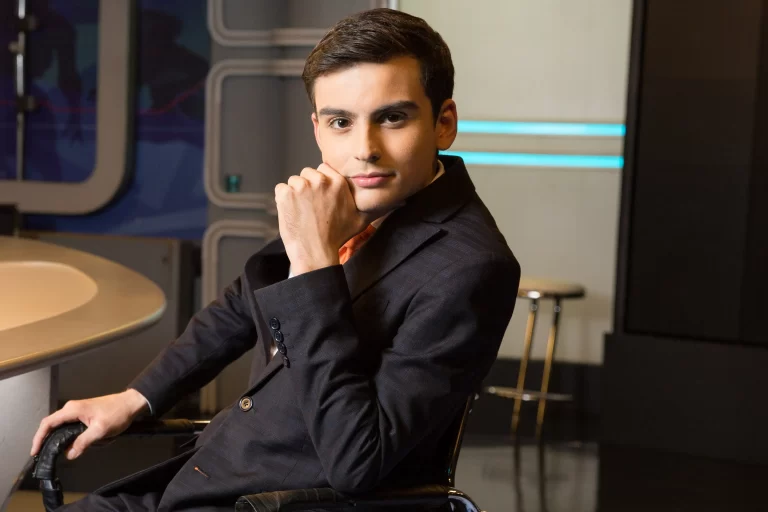 Dudu Camargo assina com a Astral TV: Apresentador e canal preparam jornalístico