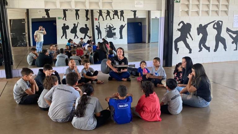 Estudantes realizam projeto de confecção de brinquedos recicláveis com crianças em vulnerabilidade social, em Uberlândia