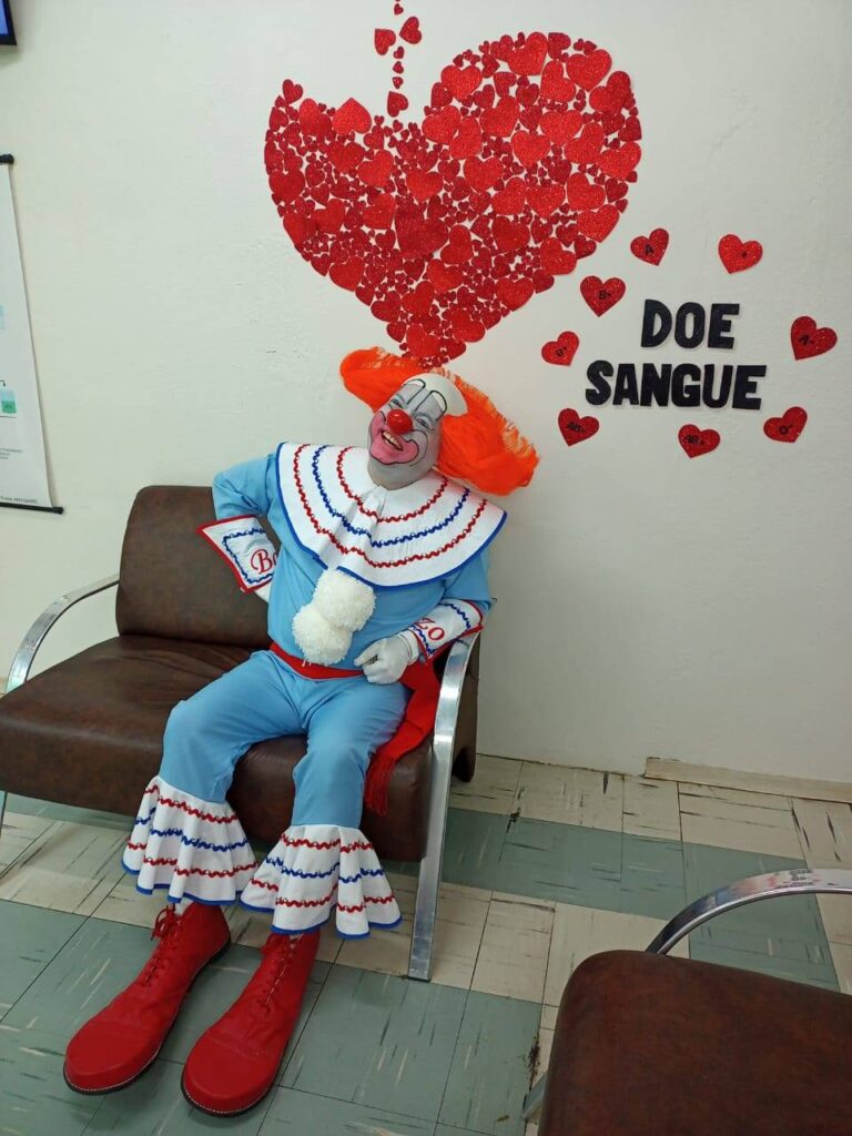 Palhaço Bozo, personagem vivido pelo André Luiz Sucesso, incentiva uma boa ação