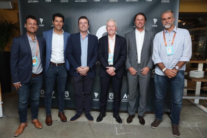 Foto: Da esq. para a dir. - Eduardo Frick, André Sá, da Tennis Australia, Gabriel Mann, diretor da ENGIE, Craig Tiley, CEO da Tennis Australia, Rafael Westrupp, presidente da CBT, e Marco Renó, sócio da Rio Tennis / Crédito: Divulgação/COSAT - Foto: Iryna Shymanovich em ação / Crédito: Divulgação