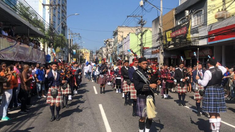 Centro Educacional Vieira Brum brilha em desfile de São Gonçalo