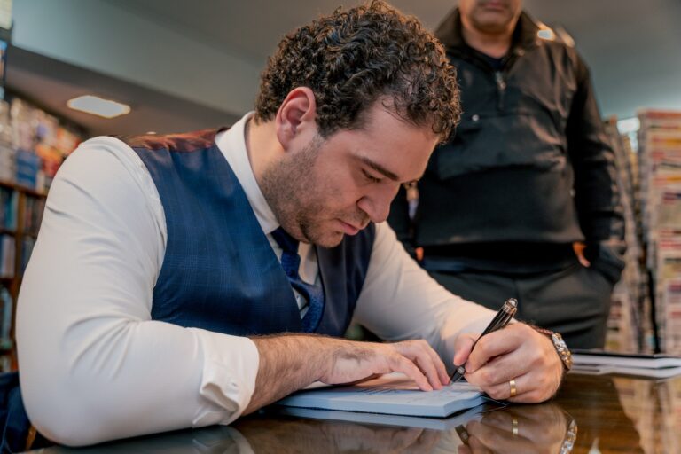 Advogado Jorge Abrão reúne personalidades em lançamento de livro