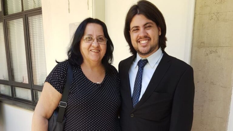 Morre Therezinha Almeida, mãe do cantor e empresário Vinicius Henuns, aos 63 anos