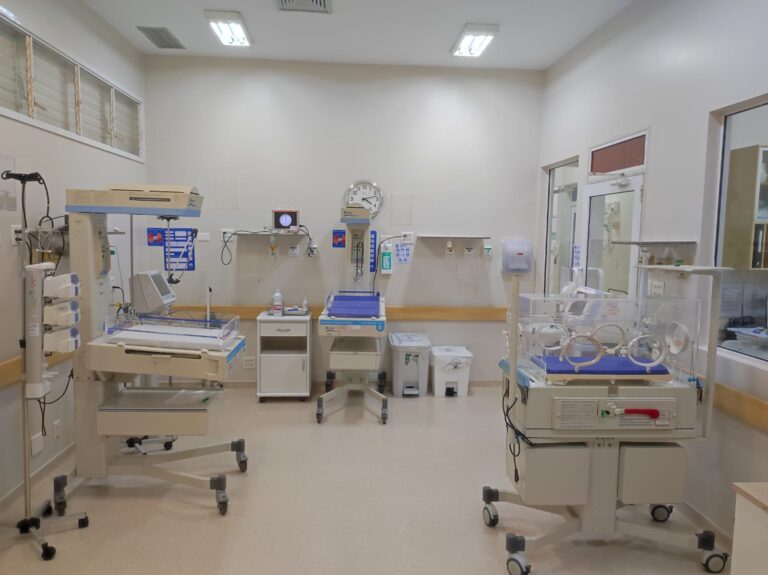 Hospital Madrecor utiliza musicoterapia para auxiliar o desenvolvimento de bebês prematuros