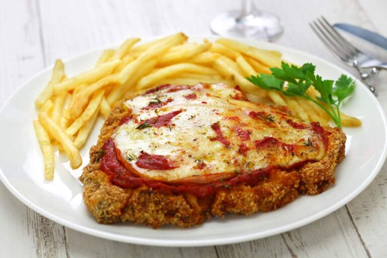 Milanesa Napolitana: uma marca da gastronomia do Own Montevideo