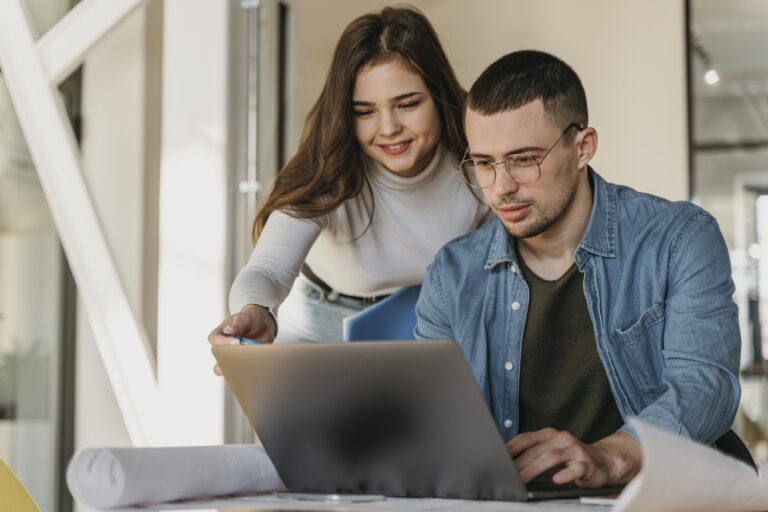 Trainee x Estágio: especialista explica a diferença e dá dicas para candidatos se destacarem