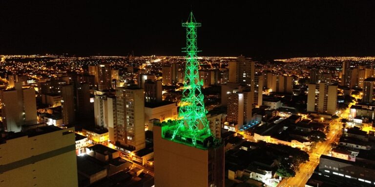 Torre da Algar Telecom ilumina fim de ano em Uberlândia