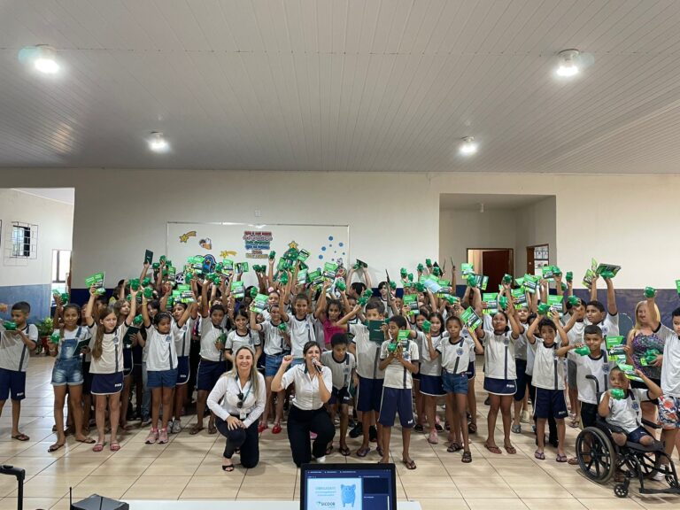 Alunos da rede municipal de ensino de Prata-MG recebem palestra sobre Educação Financeira do Sicoob Creditril