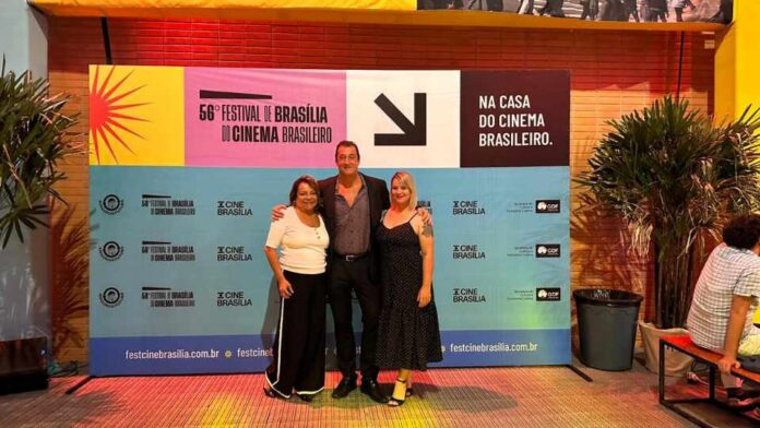 Roberto Rowntree junto com a empresária brasiliense e incentivadora da cultura, Malu Lerario, e a produtora audiovisual Cláudia Bermann - Crédito: Mike Prime