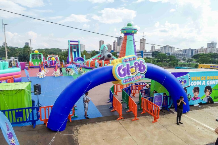 Parque temático de infláveis gigantes, Gloob Space Jump, chega ao Center Shopping Uberlândia em 8 de fevereiro
