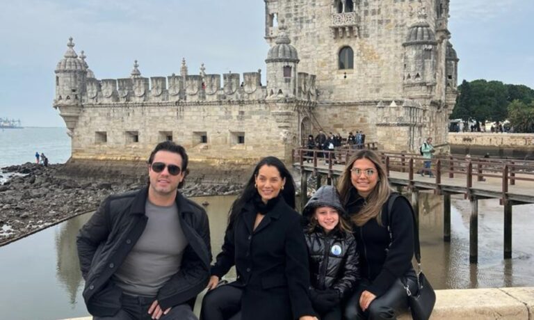 Mônica Carvalho curte férias em Paris