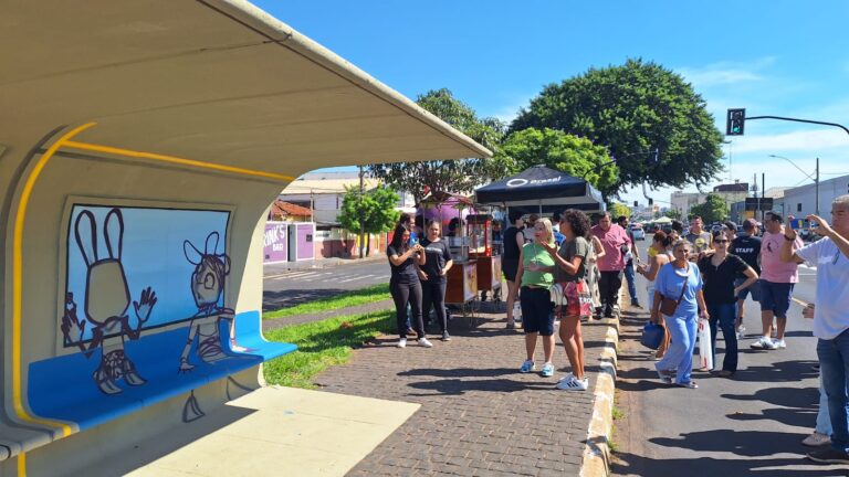 Projeto Jardim Urbano transformou pontos de ônibus em galerias de arte em parceria com a Brasal Incorporações