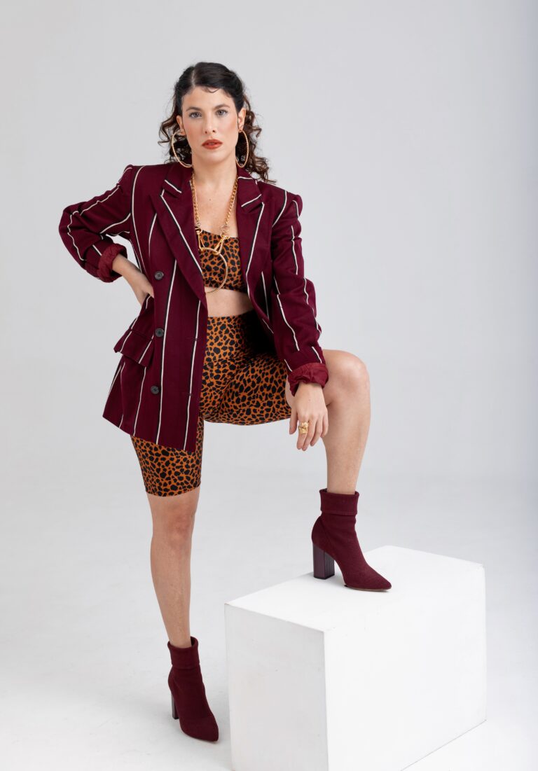 Christine Valença apresenta o show Lentes de Âmbar, no Rio de Janeiro, com direção de Luisa Micheletti
