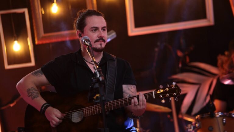 Cantor Dino Fonseca abre Turnê 2024 em Uberlândia neste sábado