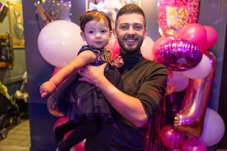 Modelo John Ford celebra aniversario de sua filha Summer em New York.