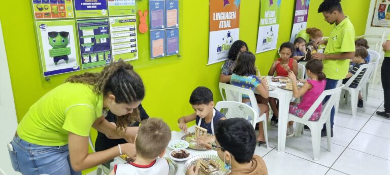 Alunos constroem casas de chocolate enquanto aprendem inglês nesta Páscoa