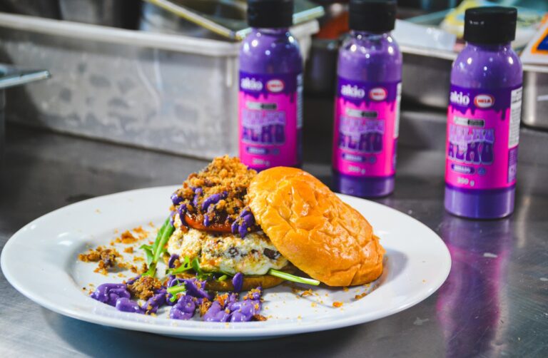 Akio e Hela lançam collab de molhos de alho exclusivos em evento no Meats