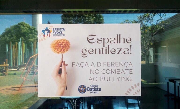 Centenas de estudantes participam de caminhada em prol do combate ao bullying