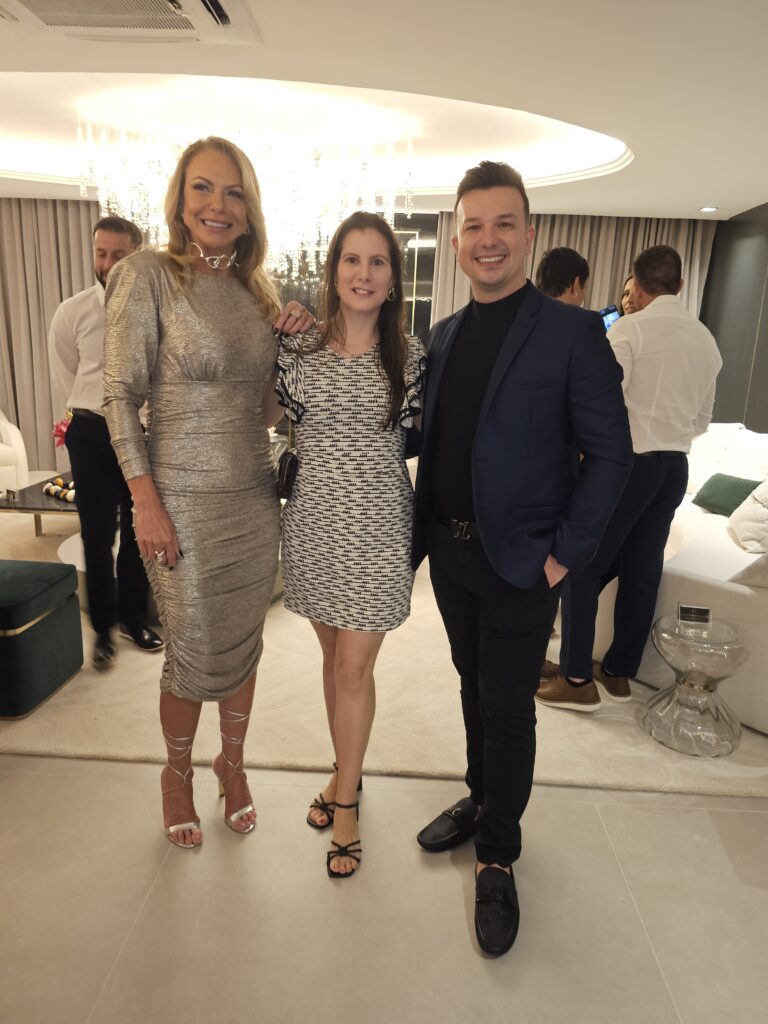 Nina Kauffmann e a atriz Evelyn Montesano marcam presença no evento, realizado no Casashopping, no RJ