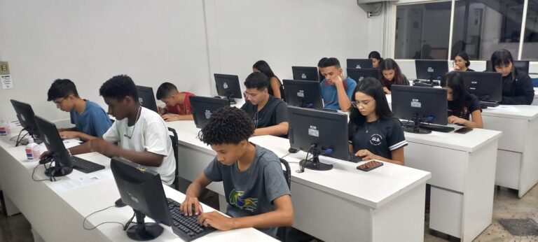 Nativos do mundo digital, jovens ainda necessitam de formação em informática básica