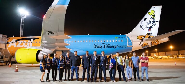 Azul comemora chegada da aeronave temática do Pateta 