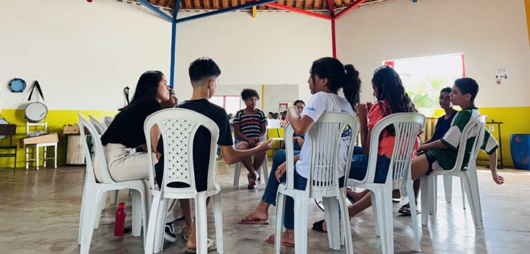 Maio Laranja: oficina do Instituto Algar promove conscientização sobre abuso e exploração sexual de crianças e adolescentes com jovens participantes