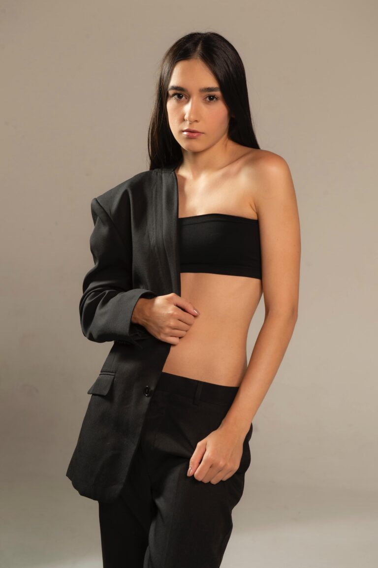 Conheça a atriz e modelo Janine Gazoni que brilha no mundo da moda