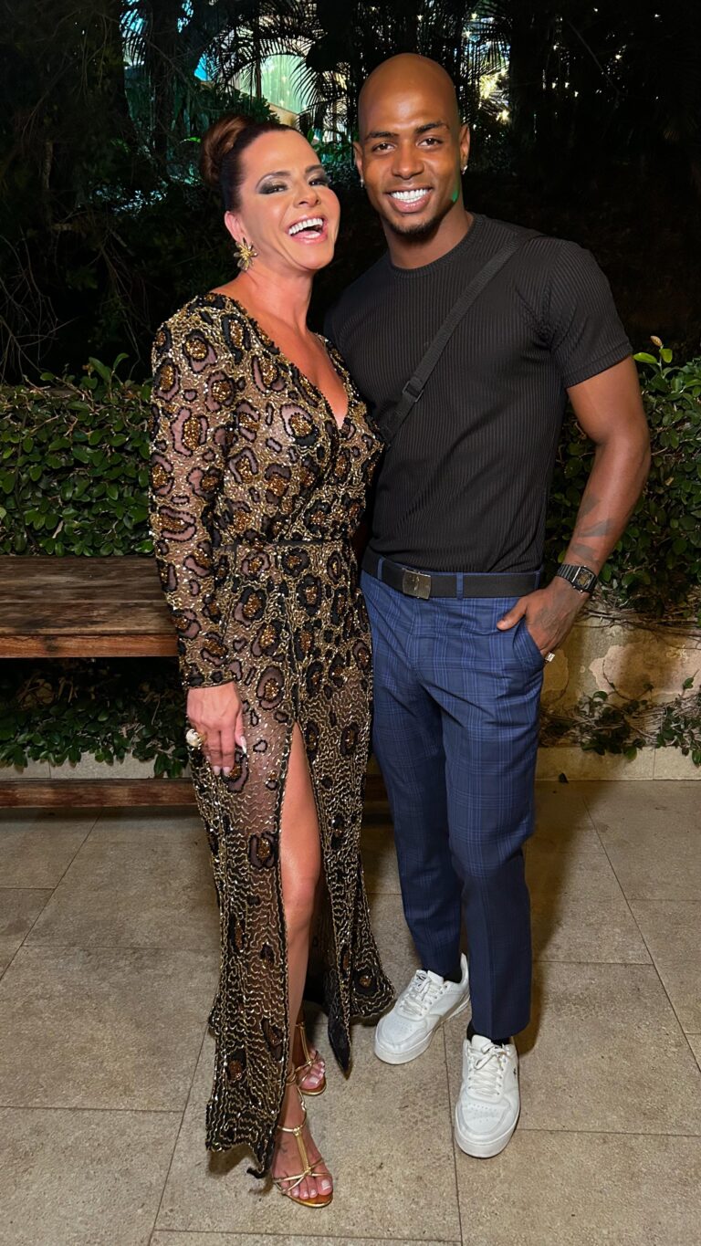 Karen Lopes, musa do carnaval, marcou presença como apresentadora em desfile beneficente no Rio