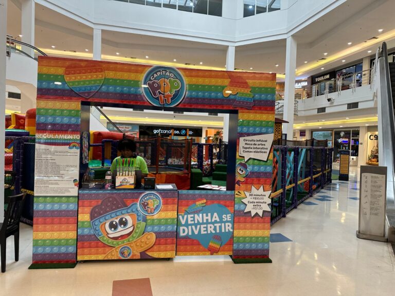 Multicenter Itaipu, em Niterói, recebe uma atração inspirada em um mega pop it para as crianças se divertirem