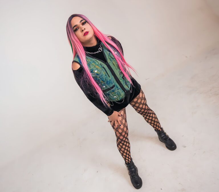 Cantora drag queen, Luiz Kingsman crítica a prefeitura de João Alfredo por invisibilizá-la como artista