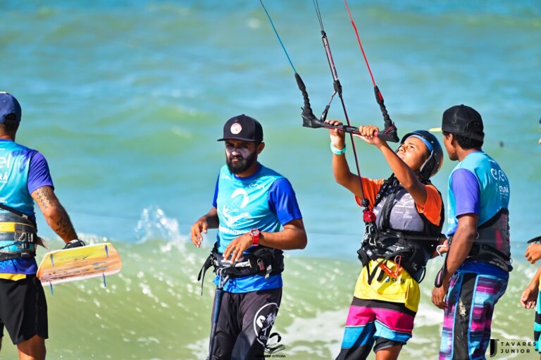 Projeto ‘Kitesurf integra’ transforma vidas na praia do Cumbuco por meio do esporte e educação