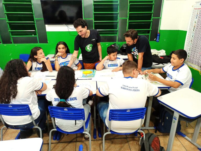 EMCANTAR estreia espetáculo de lançamento do novo álbum Abraço no Planeta