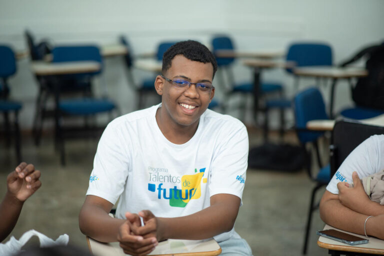 Formação gratuita em TI para jovens está com inscrições abertas