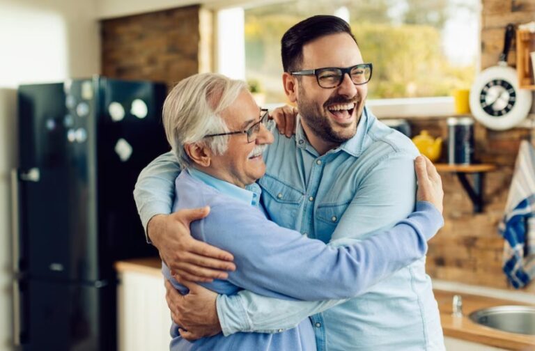 Dia dos Pais: paternidade tardia exige cuidados especiais com a saúde, afirma médico