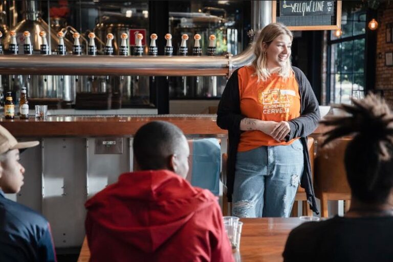 No Dia do Garçom, Academia da Cerveja, da Ambev, oferece curso gratuito para profissionais do setor