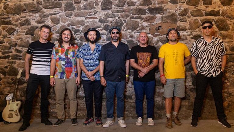 Los Sebosos Postizos faz homenagem aos 50 anos do disco “A Tábua de Esmeralda”, no Circo Voador