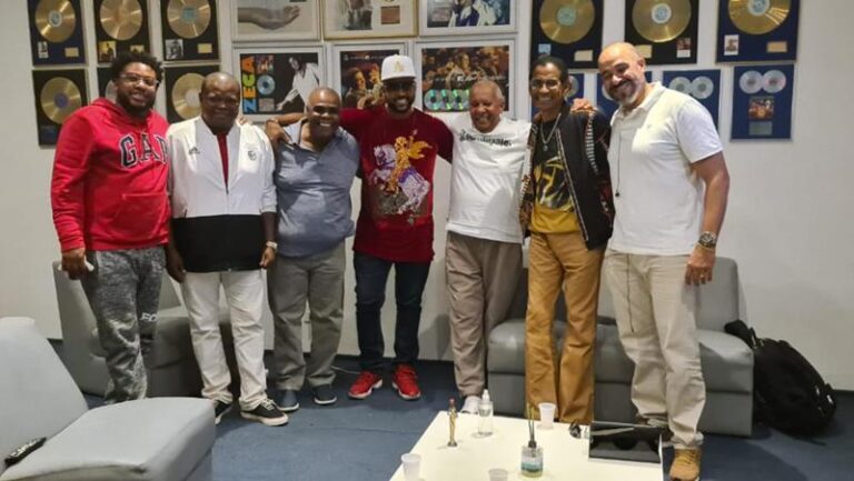 Primeira Edição do Projeto EU AMO SAMBA, acontece na próxima quinta-feira (29), no Casarão do Firmino e o cantor André Renato recebe o Grupo Fundo de Quintal