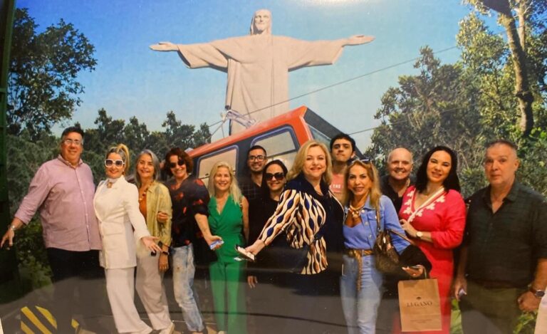 Embaixadores de Turismo do RJ Celebram a Beleza do Cristo Redentor em Visita ao Corcovado”