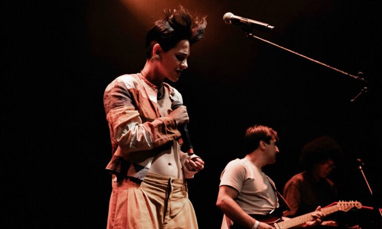 Madhá brilha com novos shows e lançamentos na cena musical do Rio de Janeiro