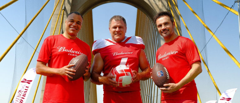 NFL: Budweiser traz a lenda Adam Vinatieri para o Brasil e faz promoção de ingressos para o primeiro jogo da liga em São Paulo
