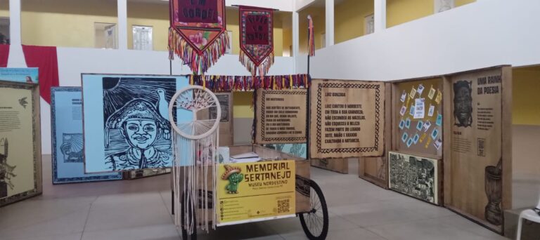 Exposição “Vidas em Cordel”, do Museu da Pessoa, chega ao Fliparacatu com a presença de autores cordelistas e com cabine interativa gratuita para gravação de histórias de vida